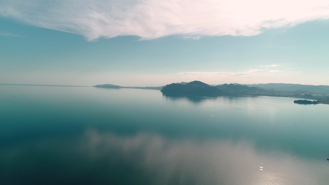 평온한 산 호수 풍경