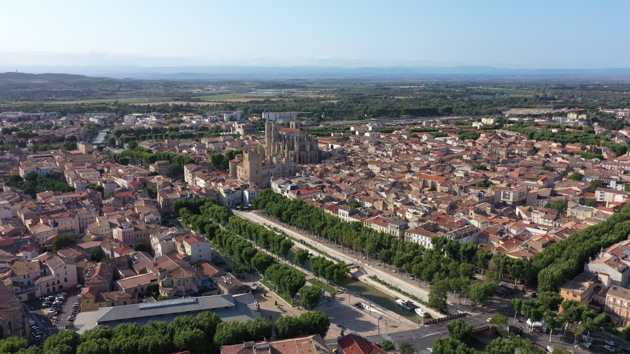 narbona centro de la ciudad vieja canal de la robine vista aérea de avión no tripulado día soleado francia