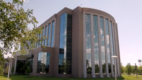 Oakland-County-Courthouse-in-Michigan-with-stable-video-and-trees-moving