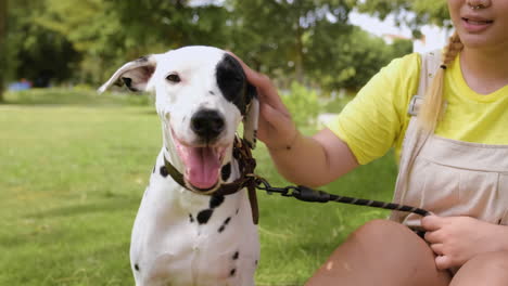 mujer con perro en el parque