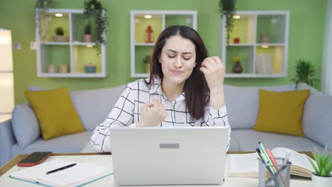 una joven mujer de negocios recibe malas noticias.