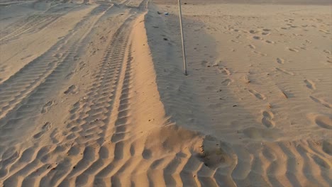 Bewegte-Ansicht-Eines-Badeverbotsschildes-In-Blau,-Gelb-Und-Rot-An-Einem-Einsamen-Sandstrand-Mit-Klarem-Hintergrund