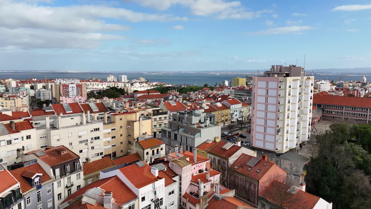Drone che riprende un edificio e vola