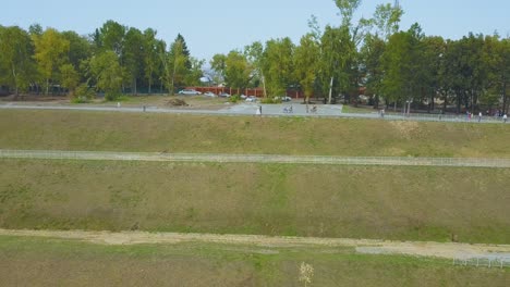 Frischvermähltes-Paar-Im-Park-In-Der-Nähe-Von-Cascade-Hill,-Vogelperspektive