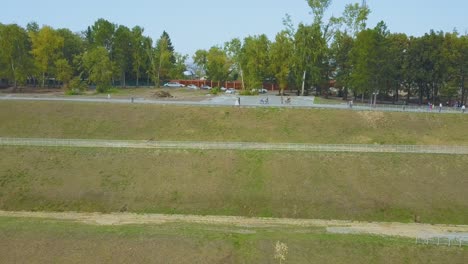 pareja de recién casados en el parque cerca de cascade hill vista de pájaro