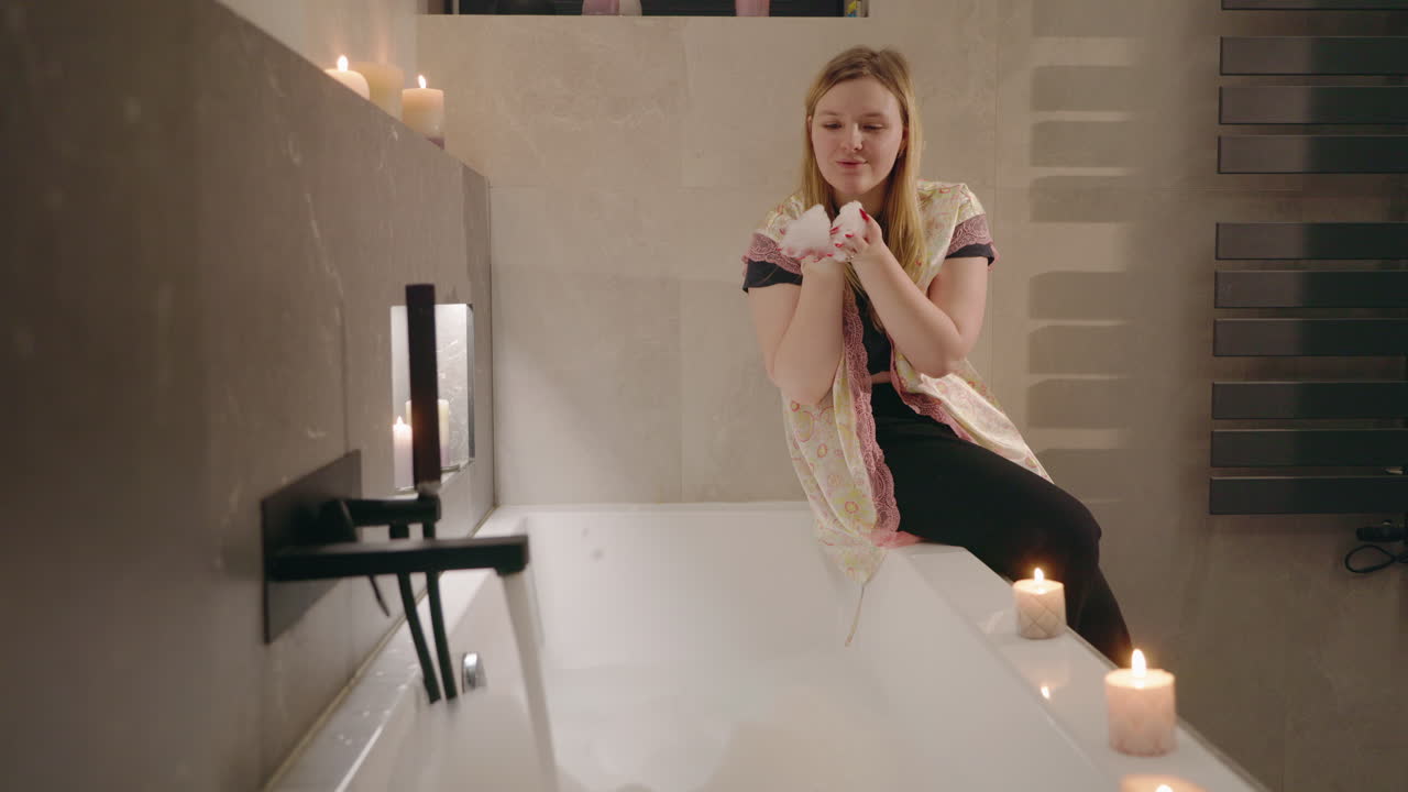 una mujer disfrutando de un relajante baño de burbujas.