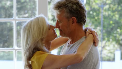 pareja de alto nivel bailando en el porche de la casa 4k