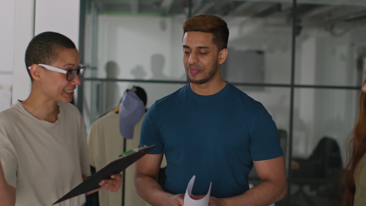 actores que se reúnen con la directora y el equipo en el set de rodaje de una película o un video en el estudio 4