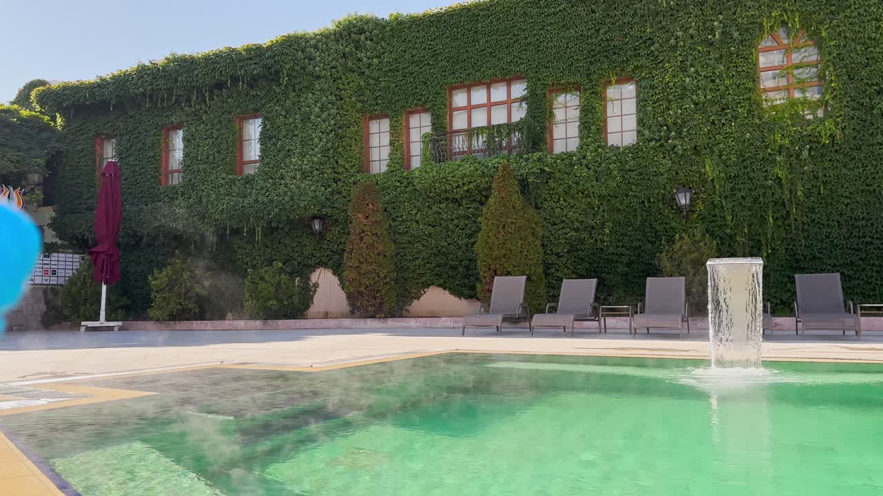 Naturligt termisk poolvand i slowmotion