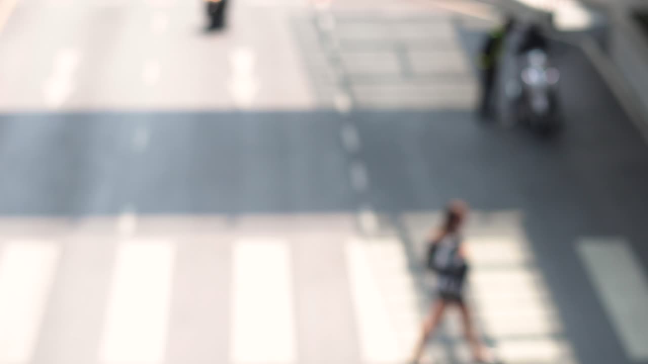 보행자 제브라 교차로를 통과하는 개인