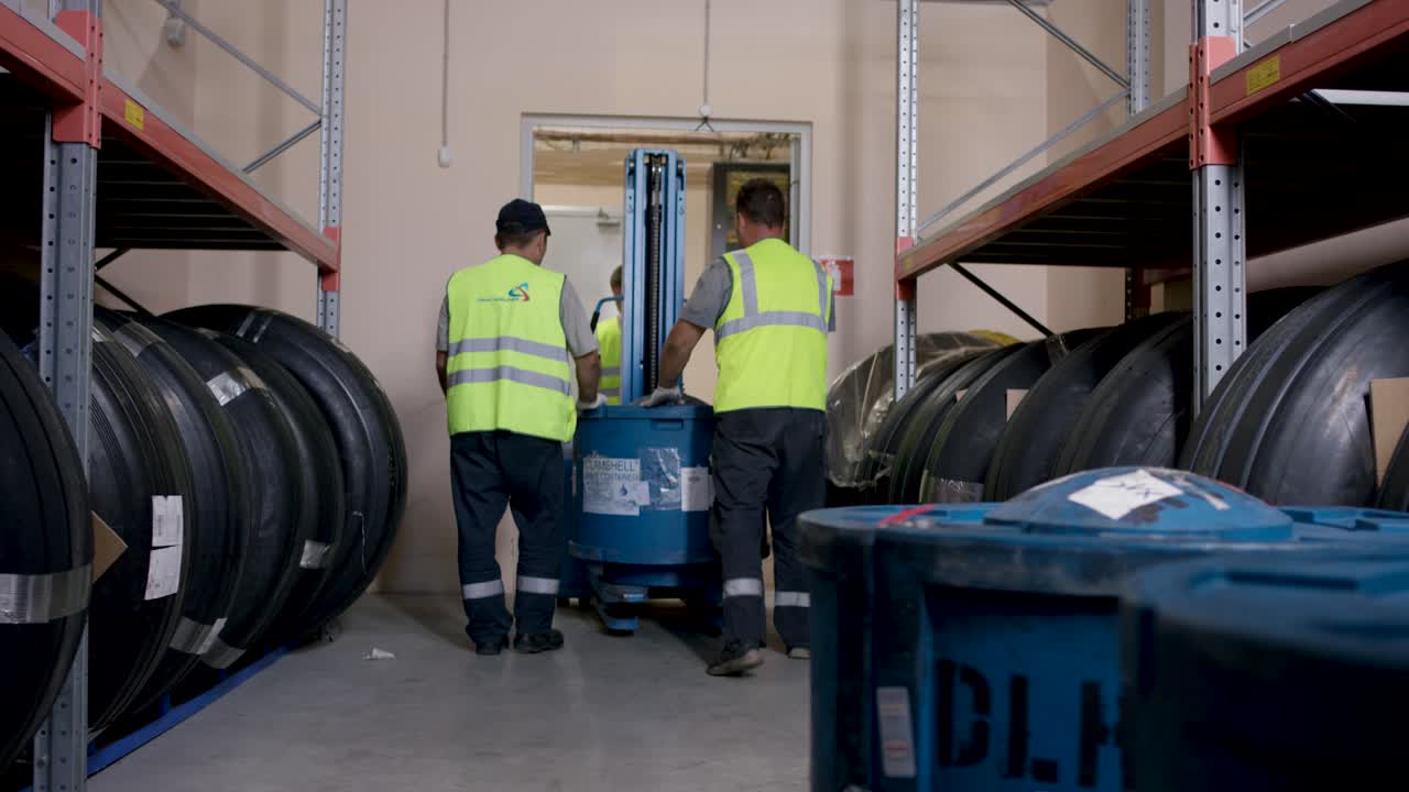 trabajadores que mueven materiales en un almacén