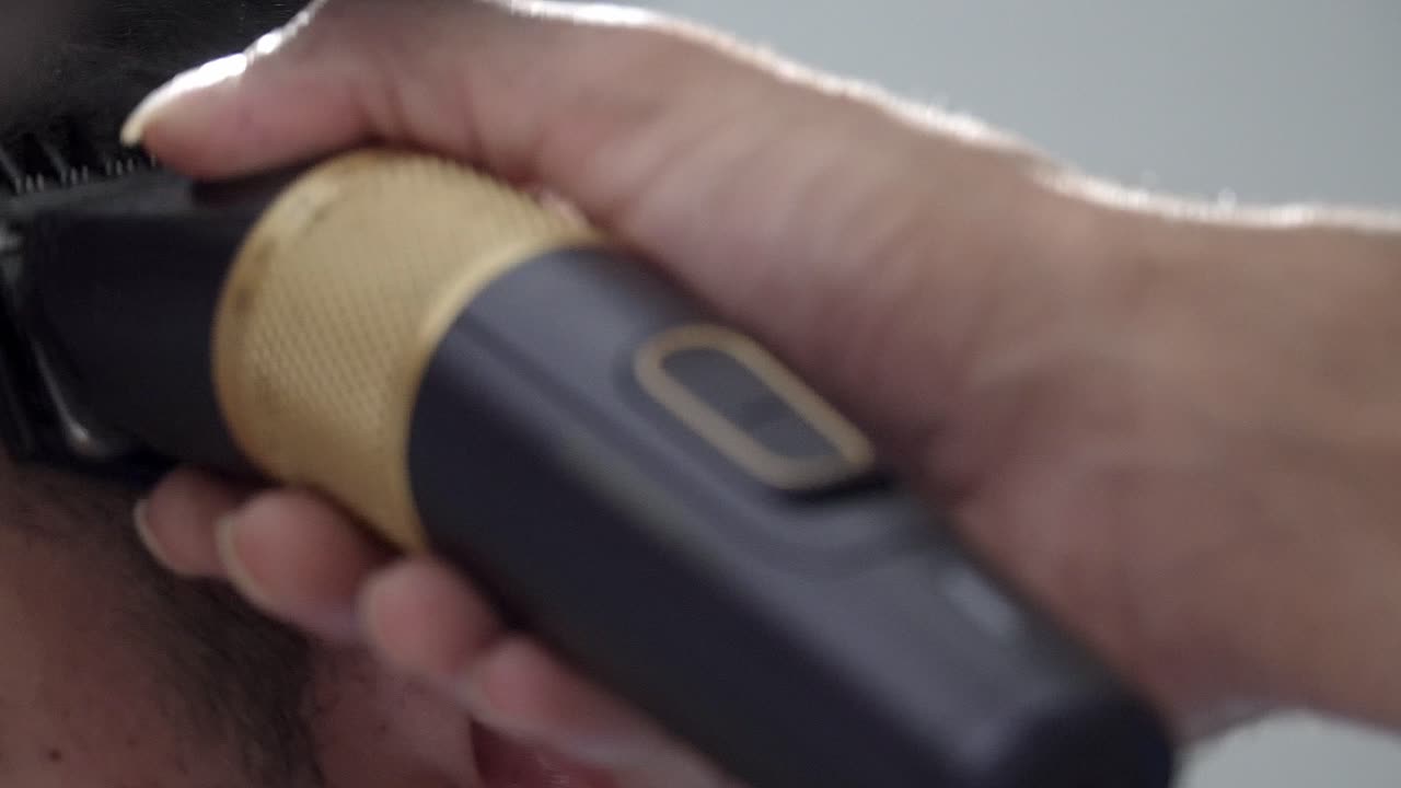 primer plano de peinado y corte de cabello para hombres en el salón