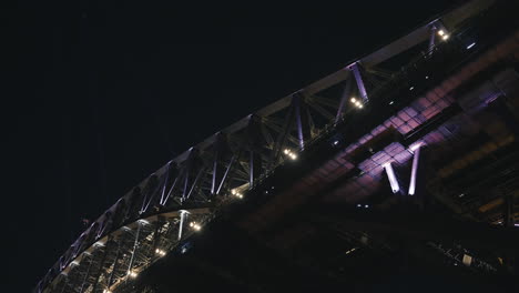 Luces-Blancas-Intermitentes-En-El-ángulo-Bajo-Del-Puente-Del-Puerto-De-Sydney-En-Cámara-Lenta-Durante-El-Vivo-Festival-De-Sydney