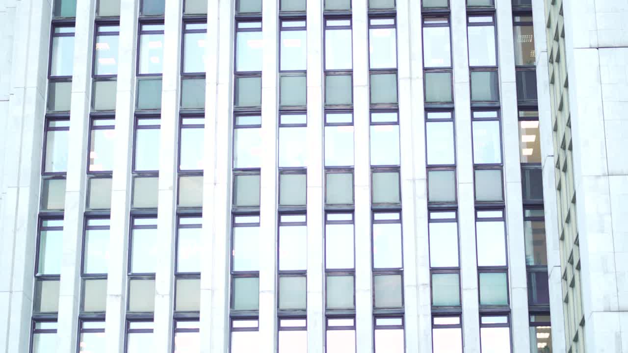 fachada de un edificio de oficinas moderno