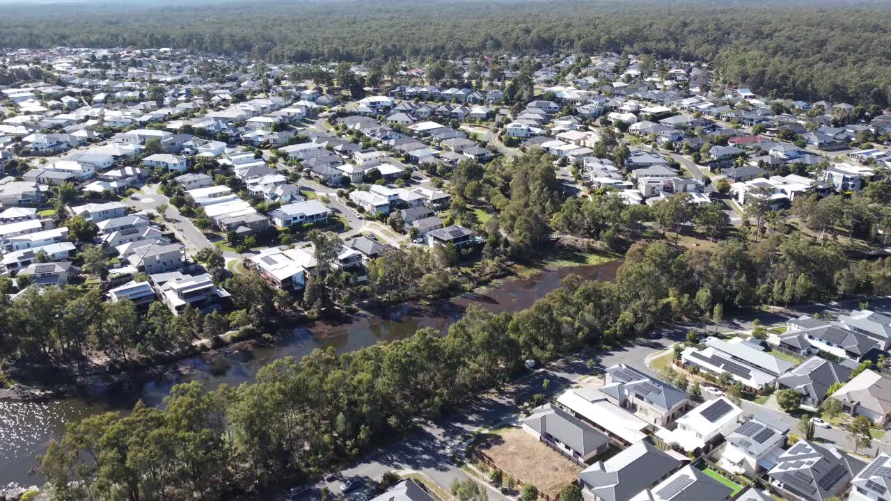 vista aérea de un suburbio residencial de lujo con grandes casas familiares en australia