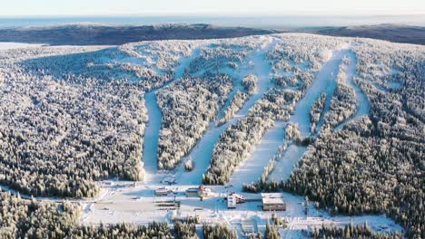 vista aérea de una estación de esquí nevada