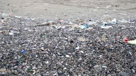 la playa contaminada es el primer plano de la carretera de carter.