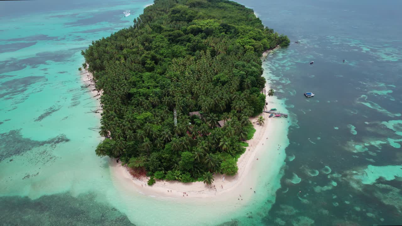 파나마의 보카스 델 토로 (bocas del toro) 에 있는 사파라 카이 (zapatilla cay) 의 푸르키즈색