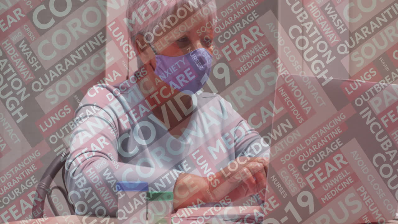 animación del texto de covid 19 sobre una mujer mayor en casa usando una máscara facial y usando una computadora portátil