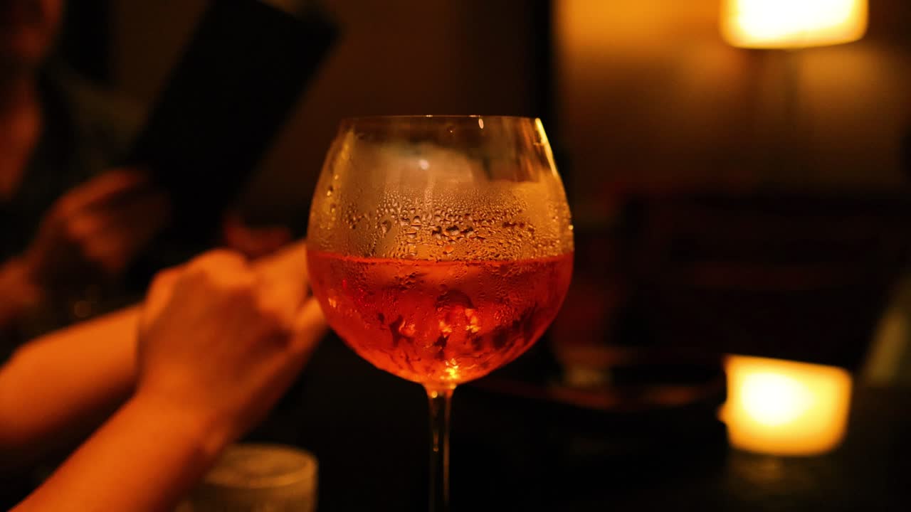 Godersi drink e l'atmosfera in un bar di Bangkok
