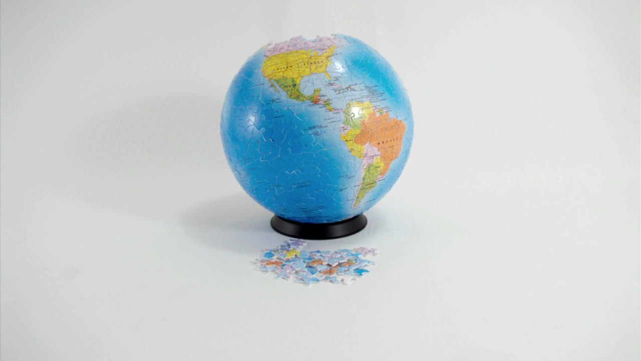 지구본 모양의 퍼즐이 풀리다