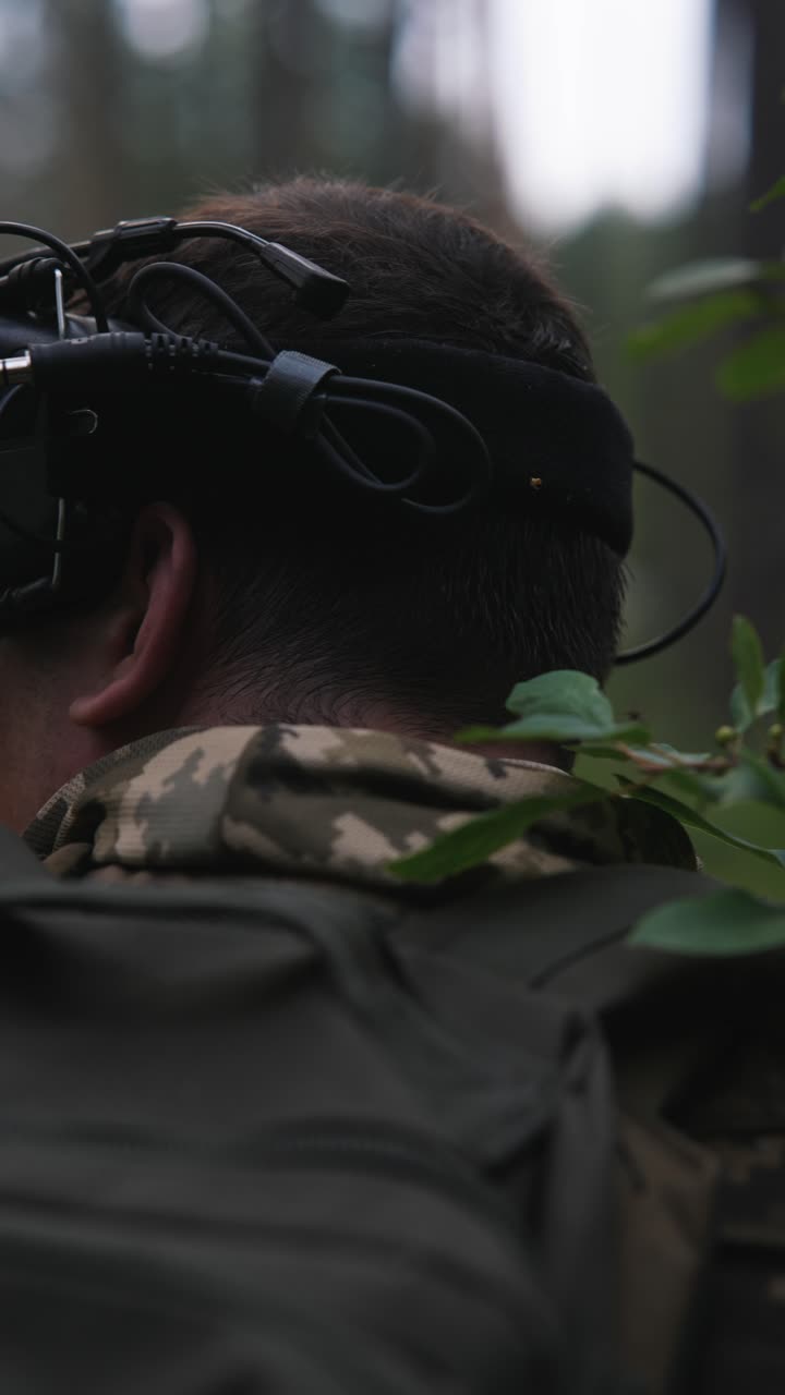 soldado en auriculares de realidad virtual