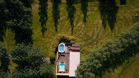 Tomas-De-Drones-De-Una-Cabaña-En-El-Campo-Con-Bañeras-De-Hidromasaje