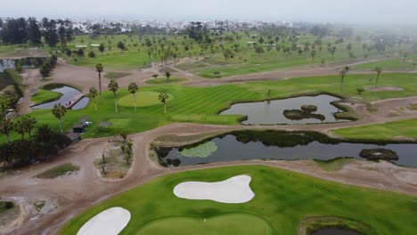 Video-De-Drones-De-Un-Campo-De-Golf-En-Un-Día-De-Niebla