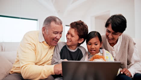 Familia,-Abuelos-Y-Niños-En-La-Computadora-Portátil