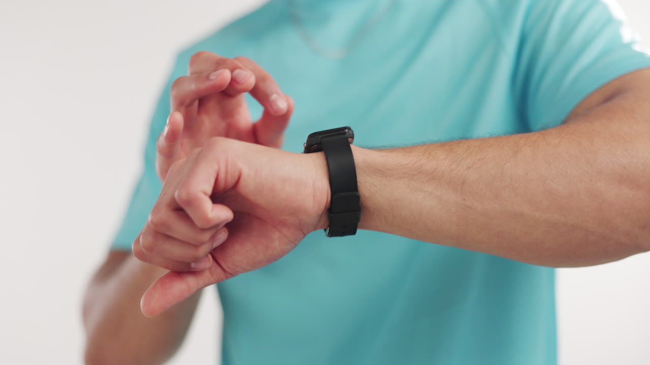 Primo piano di un uomo che tocca e scorre sullo schermo dello smartwatch.