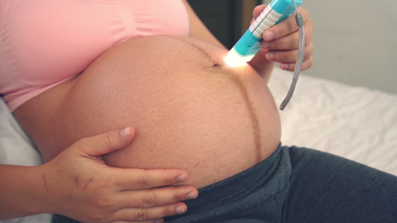 Mulher grávida feliz esperando bebê em casa.