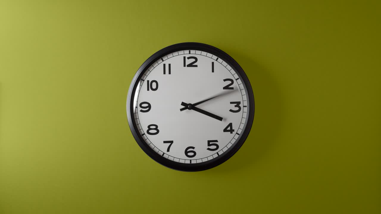 Quadrante dell'orologio a cerchio completo di 12 ore su sfondo ciano, magenta, giallo e verde acqua in time lapse.