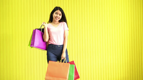 mujeres asiáticas con bolsas de compras