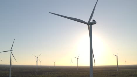 Windparkschwenk-Bei-Sonnenuntergang-Am-Nachmittag,-Außenlandschaft-Mit-Malerischen-Windkraftanlagen-Im-Morgengrauen