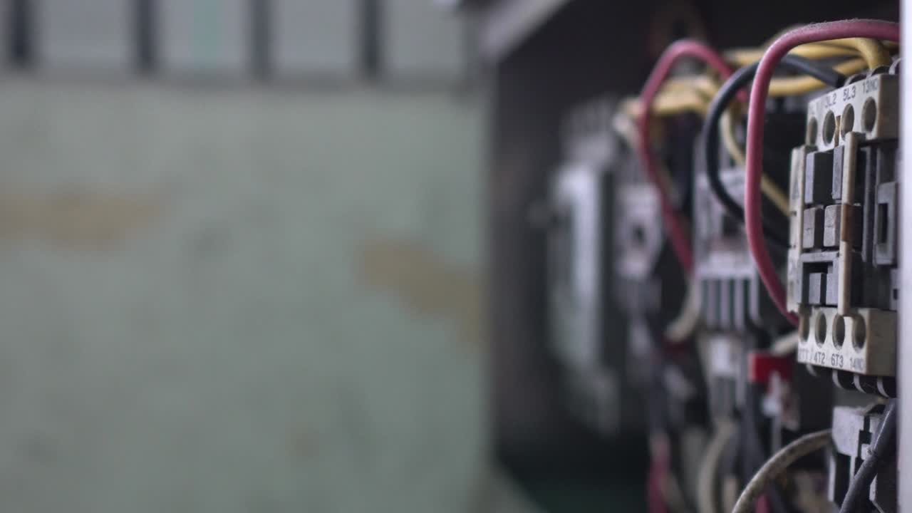 un primer plano de un viejo interruptor de energía.