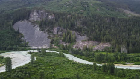 río soo con fondo de paisaje de marismas y montañas cordilleras del pacífico canadá columbia británica 4k - imágenes de drones aéreos de panorámica rápida