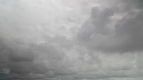 Graue-Gewitterwolken-Rasen-Von-Der-Kamera-Weg,-60-facher-Zeitraffer