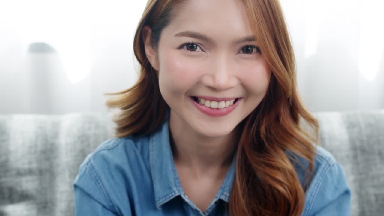 가까이 얼굴 초상화 미소 행복 젊은 아시아 여자