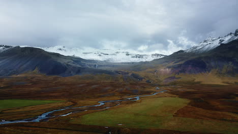 vuelo de drones sobre el río hacia picos nevados
