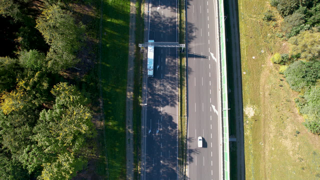 coches conduciendo rápido en una autopista en un día soleado