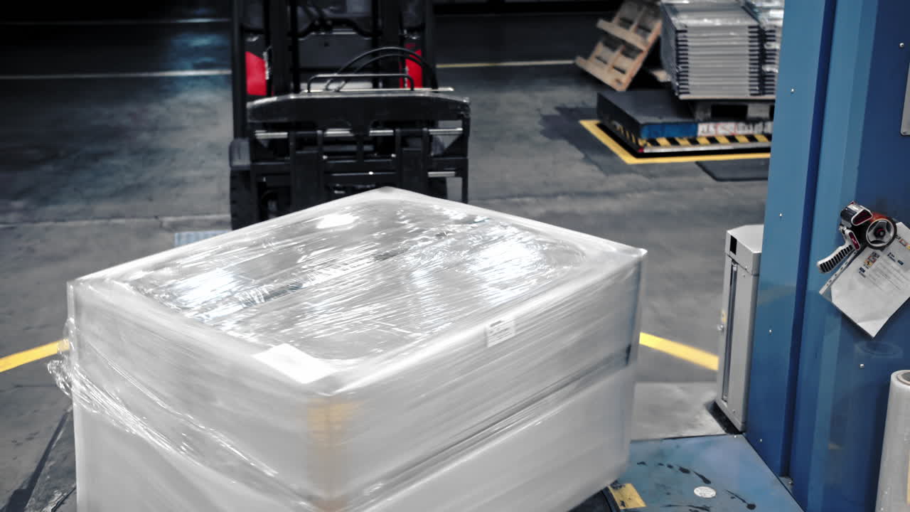 близкий взгляд на машину для упаковки поддонов во время заводского процесса
