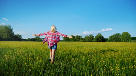 Eine-Frau-Rennt-Bei-Sonnenuntergang-über-Eine-Schöne-Wiese-Mit-Blumen,-Nur-Die-Beine-Sind-Im-Rahmen-Zu-Sehen