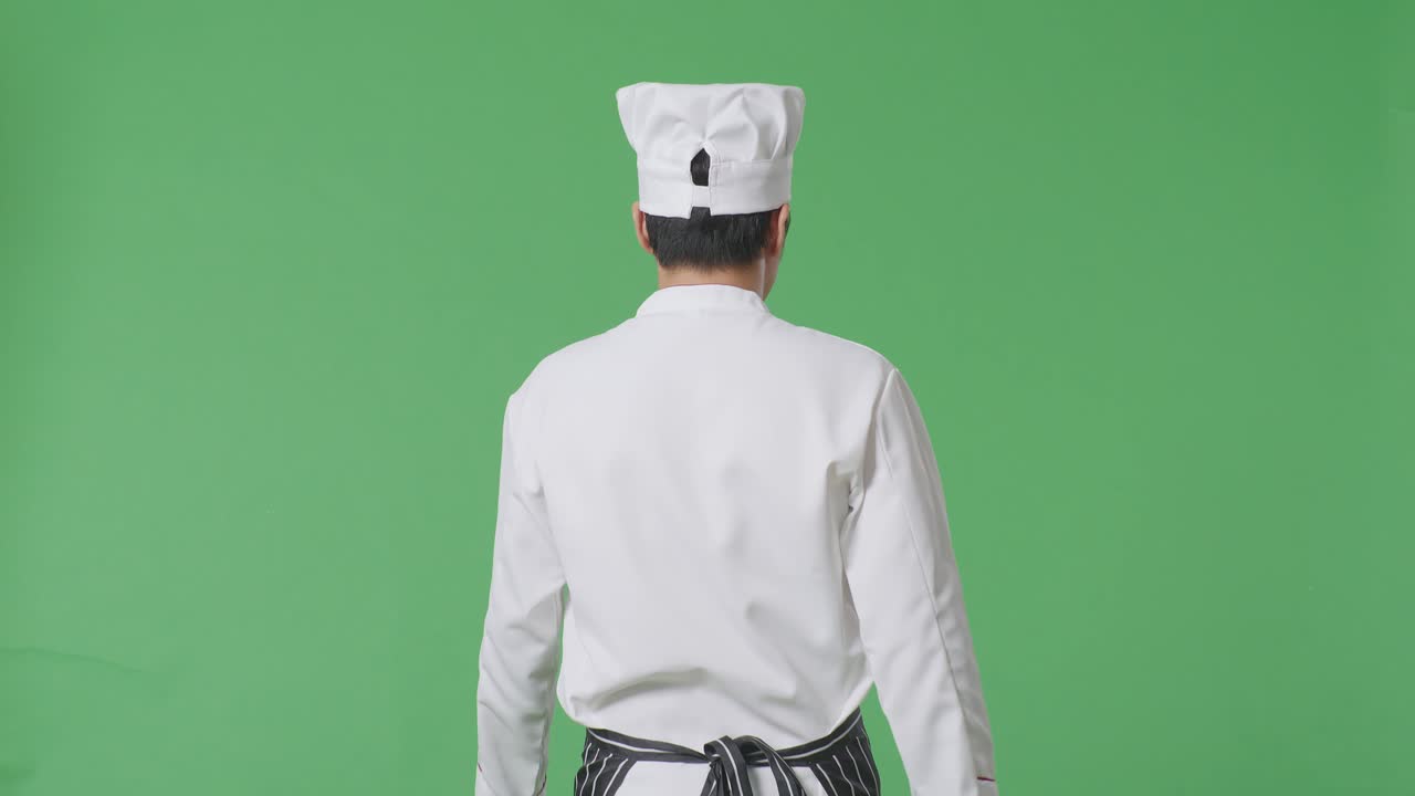 녹색 스크린 배경 스튜디오에서 는 아시아 남자 셰프의 뒷면