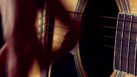 primer plano de la mano de la mujer tocando la guitarra