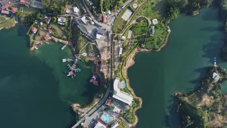 Guatapé-Peñol-Parking-and-the-Slopes-of-the-Small-Hills-Surrounded-by-Tiny-Islands,-Boats-and-Houses