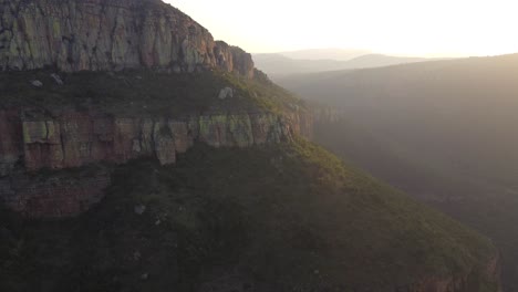 vista desde un avión no tripulado de la cordillera de drakensberg