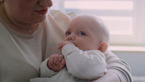 Mujer-Irreconocible-Sosteniendo-A-Su-Bebé-Recién-Nacido