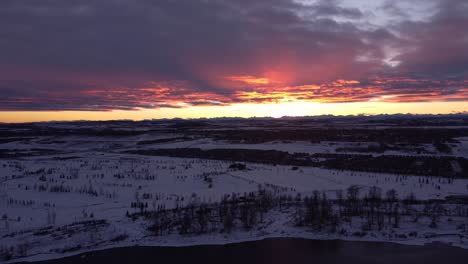 Drohnenaufnahmen-Des-Wintersonnenuntergangs-Von-Albertas-Verschneiten-Prärien