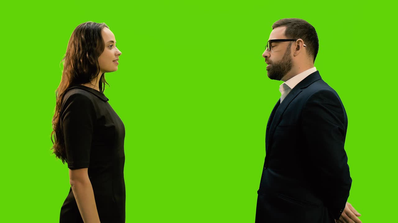 Dois parceiros de negócios apertando as mãos contra um fundo de tela verde, Chroma key, filmagem 4k pré-composta.