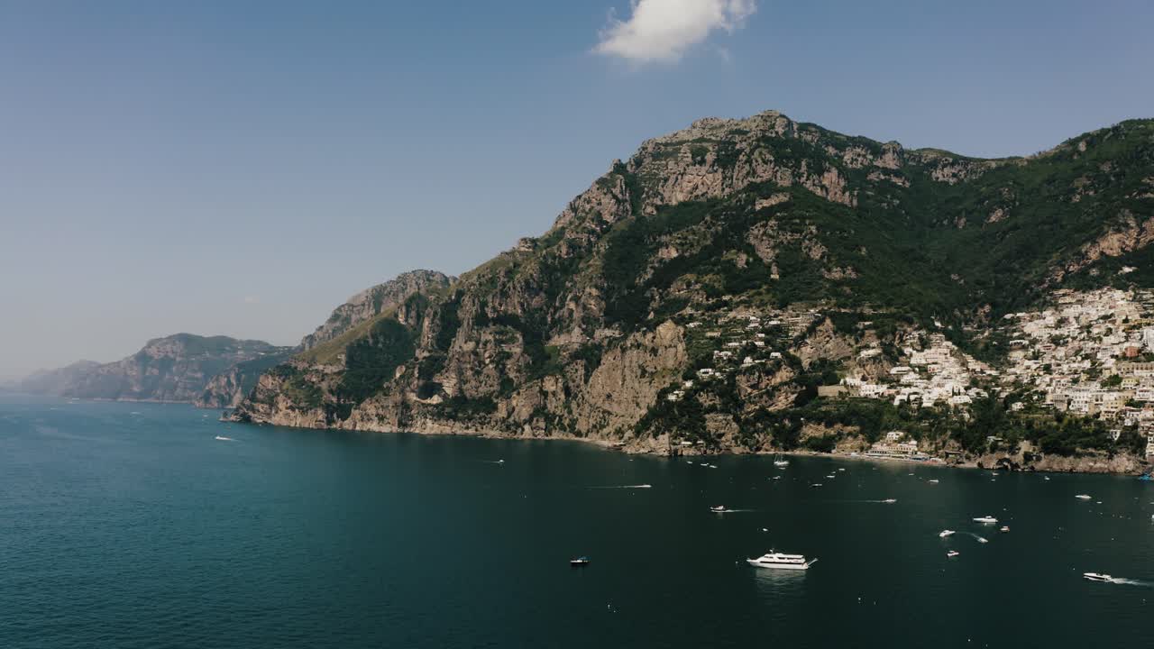 vista aérea de positano en un día soleado con barcos en el agua